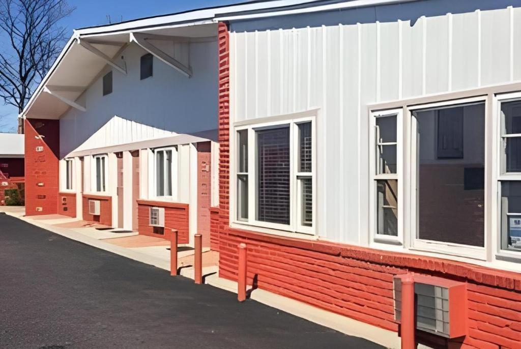 Travelodge By Wyndham Bay Shore Long Island Exterior foto
